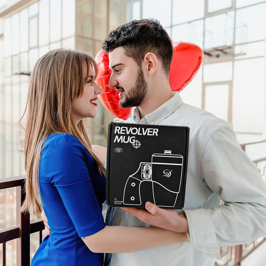 Coffee mug with a rotating wooden handle, presented in a gift box. Made of ceramic, it is leak-proof and heat-resistant, with a 16-ounce capacity. Reusable and easy to clean, it's an ideal gift for men or boyfriends.